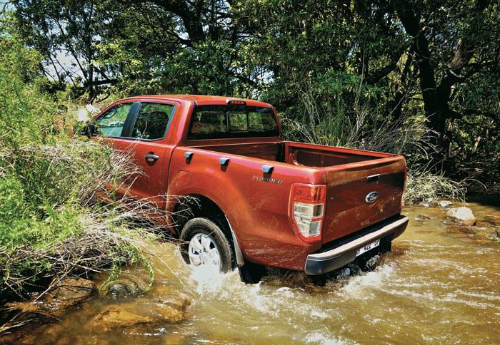 Ικανό εκτός δρόμου και ήσυχο στην άσφαλτο είναι το νέο Ranger. Πίσω από το καλό σε πληροφόρηση τιμόνι, γίνεται αισθητός ο pick-up προσανατολισμός του.